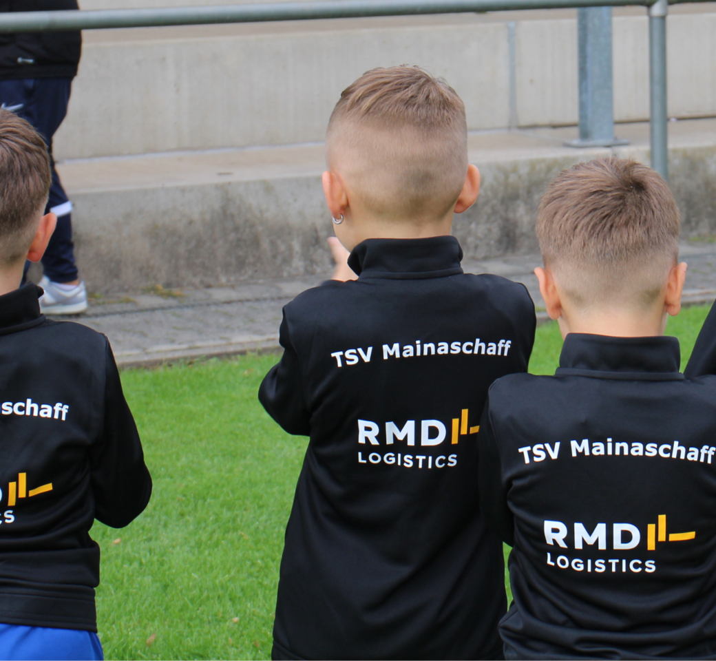 Neue Trainingsanzüge für die Bambinis des TSV Mainaschaff