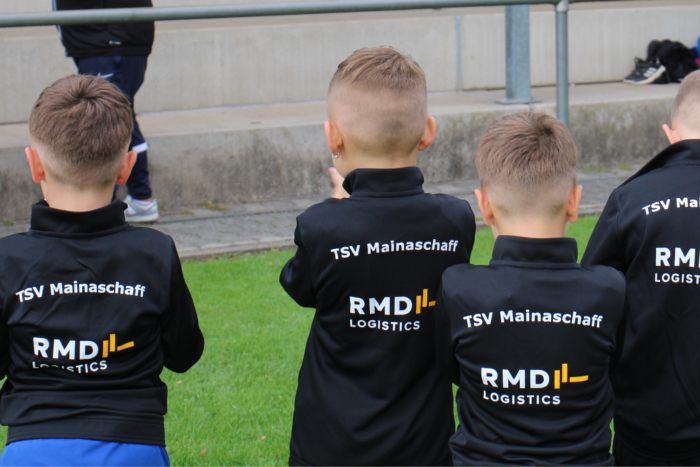 Neue Trainingsanzüge für die Bambinis des TSV Mainaschaff